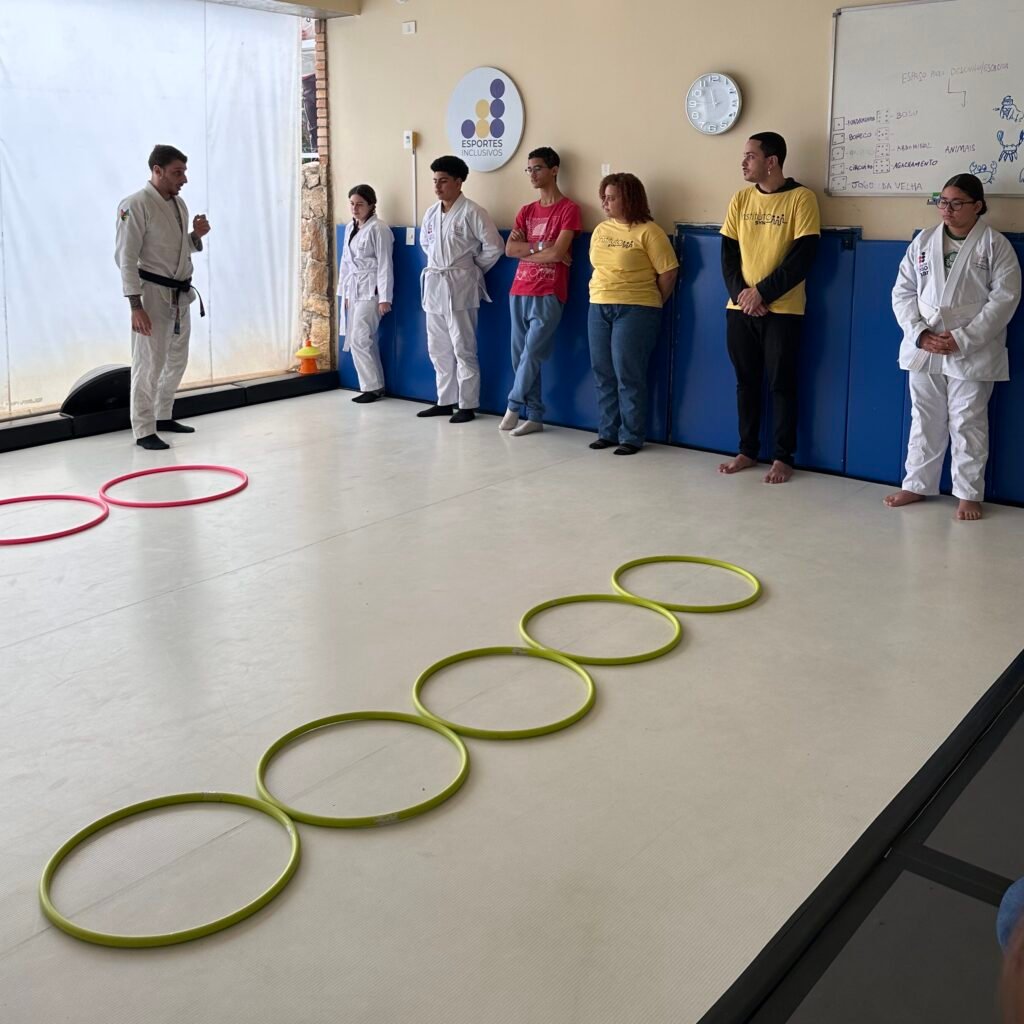 Atividade esportiva de jiu-jitsu adaptado reúne crianças e voluntários no projeto Artista por um Dia.