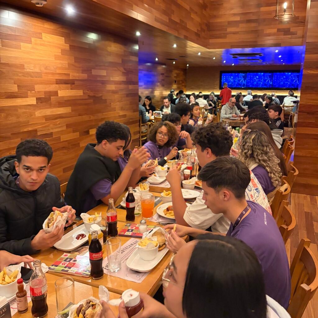 Jovens e colaboradores voluntários reunidos para almoço e sessão de cinema na programação do Funcionário Sombra.